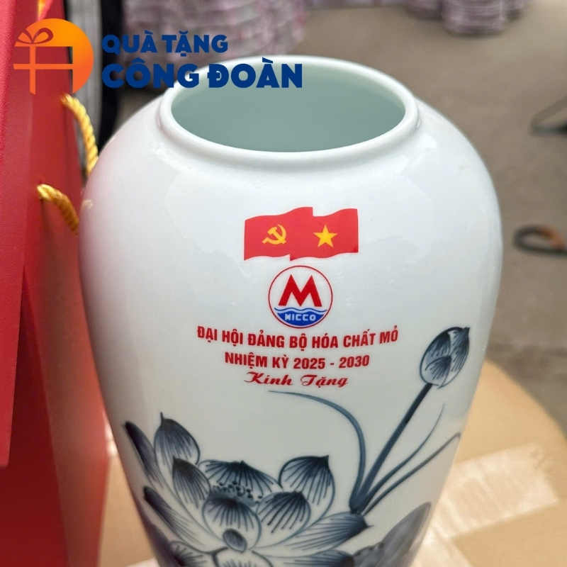 Cận cảnh logo đại hội được in decal rõ nét trên bình