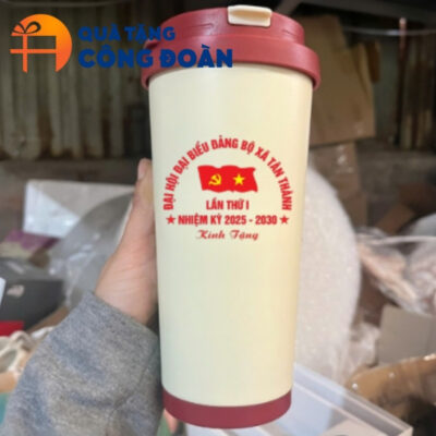 Cận cảnh logo đại hội được in rõ nét trên sổ