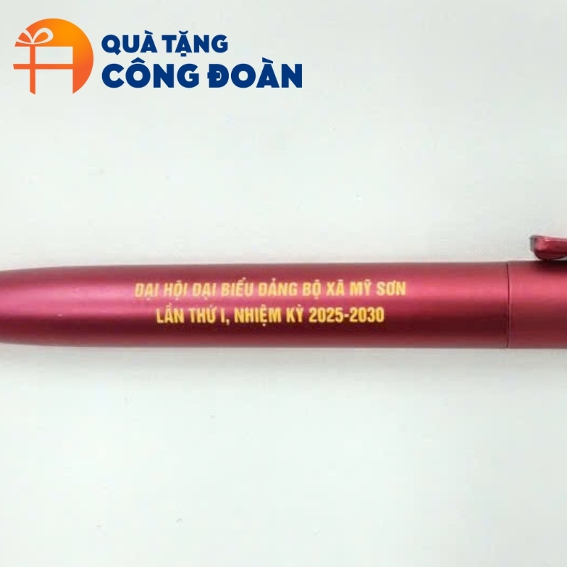 Cận cảnh logo đại hội được in nổi bật trên thân bút