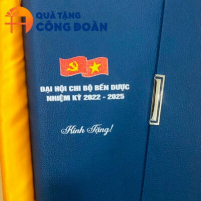 Cận cảnh logo đại hội được in rõ nét trên sổ
