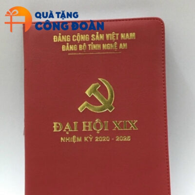 Cận cảnh logo được in rõ nét trên sổ