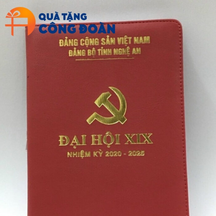 Cận cảnh logo được in rõ nét trên sổ