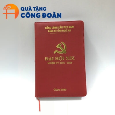 Sổ da có màu đỏ nổi bật