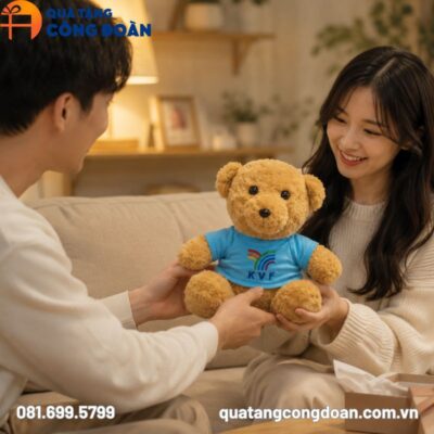 Gấu bông in logo Công đoàn màu nâu áo màu xanh dương 25cm