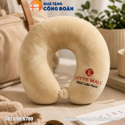 Gối chữ U vải Velboa ruột bông màu vàng kem in logo quà tặng công đoàn