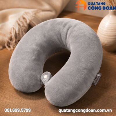 Gối chữ U vải Velboa ruột bông màu xám in logo quà tặng công đoàn