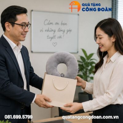 Gối chữ U vải Velboa ruột bông màu xám in logo quà tặng công đoàn
