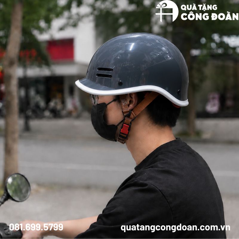 Mũ bảo hiểm cá heo màu xám sơn bóng in logo quà tặng Đại hội